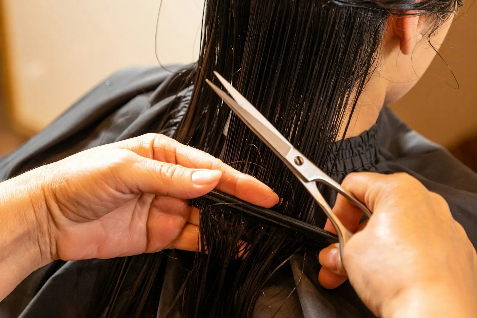 Estilista cortando el cabello de una clienta