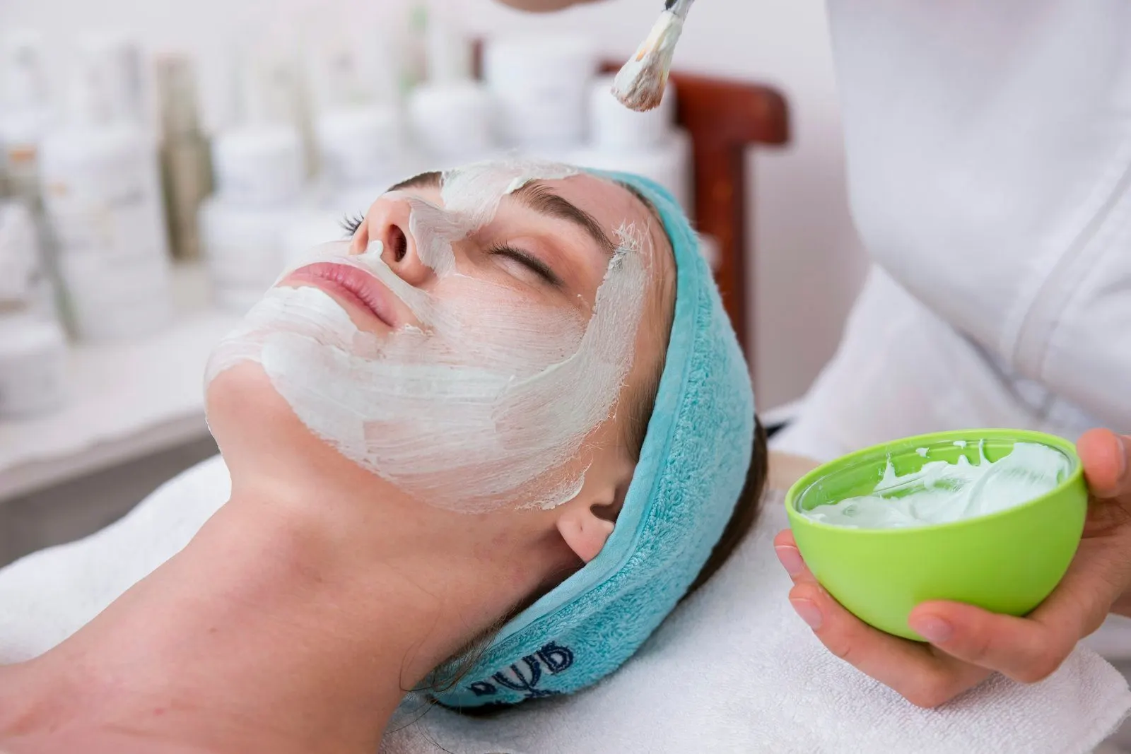 Clienta con mascarilla facial durante el tratamiento