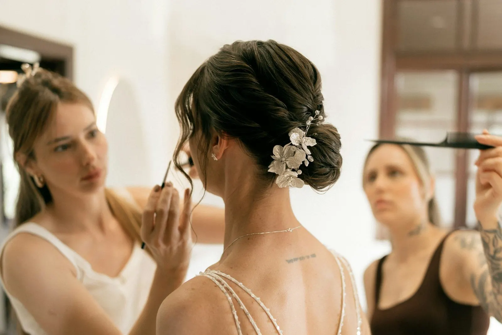 Novia siendo preparada por el equipo del salón